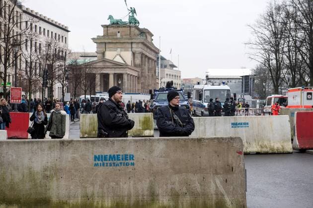 Bilder des Tages Unter massiven Sicherheitsvorkehrungen ist am Freitagnachmittag (23.12.16) bei einem Konzert am Brandenburger Tor der Terroropfer von Berlin gedacht worden. Foto: Polizisten sichern den Bereich vor dem Brandenburger Tor, teilweise mit gepanzerten Fahrzeugen. An den Zugaengen sind grosse Betonbarrieren aufgestellt, um einen aehnlichen Anschlag wie am Berliner Breitscheidplatz zu verhindern. Die Veranstaltung unter dem Motto Together Berlin begann mit einer musikalischen Schweigeminute . Mit dabei waren Musiker wie der deutsche Liedermacher Max Giesinger, Elen, Graham Candy, The Dark Tenor und Sebastian Haemer. (Siehe epd-Meldung vom 23.12.16) Gedenkkonzert fuer Terroropfer am Brandenburger Tor Copyright: epd-bild ChristianxDitsch EDITORIAL USE ONLY