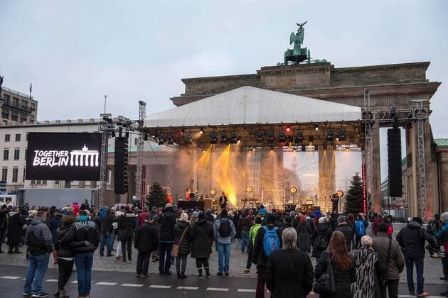 Themen der Woche Bilder des Tages Unter massiven Sicherheitsvorkehrungen ist am Freitagnachmittag (23.12.16) bei einem Konzert am Brandenburger Tor der Terroropfer von Berlin gedacht worden. Die Veranstaltung unter dem Motto Together Berlin begann mit einer musikalischen Schweigeminute . Dabei intonierten Triple L und Valerio Lombardo auf einer kurzfristig aufgebauten Buehne vor mehreren hundert Zuschauern den Song We are the World (Foto). Mit dabei waren Musiker wie der deutsche Liedermacher Max Giesinger, Elen, Graham Candy, The Dark Tenor und Sebastian Haemer. (Siehe epd-Meldung vom 23.12.16) Gedenkkonzert fuer Terroropfer am Brandenburger Tor Copyright: epd-bild ChristianxDitsch EDITORIAL USE ONLY