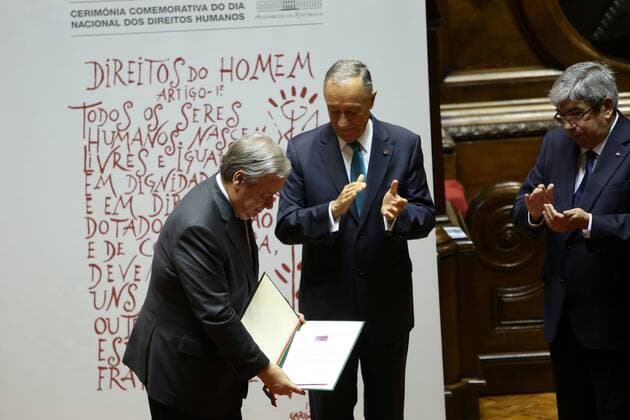 Antonio Guterres erhält Menschenrechtspreis in Lissabon December 23, 2016 - Lisbon, Portugal - Portugal s President Marcelo Rebelo de Sousa (C) and Parliament President Eduardo Ferro Rodrigues (R) applaud Newly sworn-in Secretary General of the United Nations Antonio Guterres during a ceremony to award Guterres with a human rights award at the Parliament in Lisbon, Portugal, on December 23 2016. This year s award was given to Antonio Guterres, Secretary-General of the United Nations, for his work in the defense of human rights, especially in the discharge of the duties of United Nations High Commissioner for Refugees (UNHCR). This Prize is awarded annually by the President of the Assembly of the Republic, after hearing the Conference of Leaders, on the proposal of the jury constituted by the Committee on Constitutional Affairs, Rights, Freedoms and Guarantees. Lisbon Portugal  - ZUMAn230 20161223_zaa_n230_130