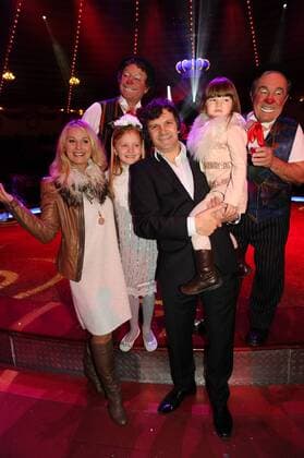Eva Grünbauer mit Ehemann und Töchter 1. Winterpremiere von Zirkus Krone Manege Krone-Haupthaus München 25. Dezember 2016