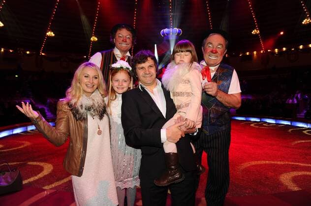 Eva Grünbauer mit Ehemann und Töchter 1. Winterpremiere von Zirkus Krone Manege Krone-Haupthaus München 25. Dezember 2016