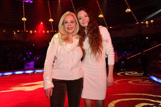 Julia Kent mit Tochter 1. Winterpremiere von Zirkus Krone Manege Krone-Haupthaus München 25. Dezember 2016