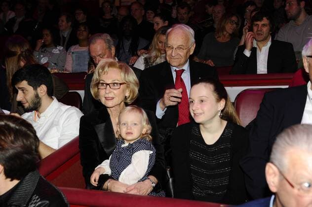 Edmund Stoiber mit Ehefrau Karin und Enkelin 1. Winterpremiere von Zirkus Krone Manege Krone-Haupthaus München 25. Dezember 2016