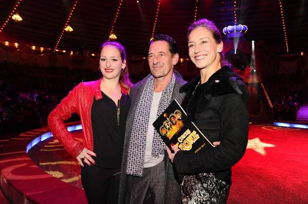 Max Tidof mit Ehefrau Lisa Seitz und Tochter Luzie 1. Winterpremiere von Zirkus Krone Manege Krone-Haupthaus München 25. Dezember 2016