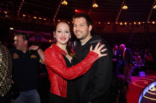 Luzie Seitz mit Freund 1. Winterpremiere von Zirkus Krone Manege Krone-Haupthaus München 25. Dezember 2016