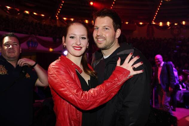 Luzie Seitz mit Freund 1. Winterpremiere von Zirkus Krone Manege Krone-Haupthaus München 25. Dezember 2016