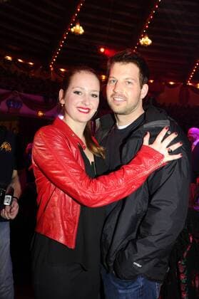 Luzie Seitz mit Freund 1. Winterpremiere von Zirkus Krone Manege Krone-Haupthaus München 25. Dezember 2016