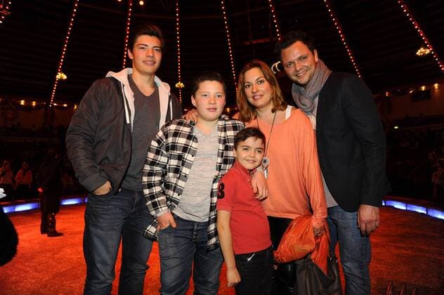 Julia Dahmen mit Ehemann und Söhnen 1. Winterpremiere von Zirkus Krone Manege Krone-Haupthaus München 25. Dezember 2016