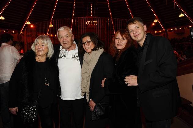 Gus Backus mit Ehefrau und Kindern 1. Winterpremiere von Zirkus Krone Manege Krone-Haupthaus München 25. Dezember 2016