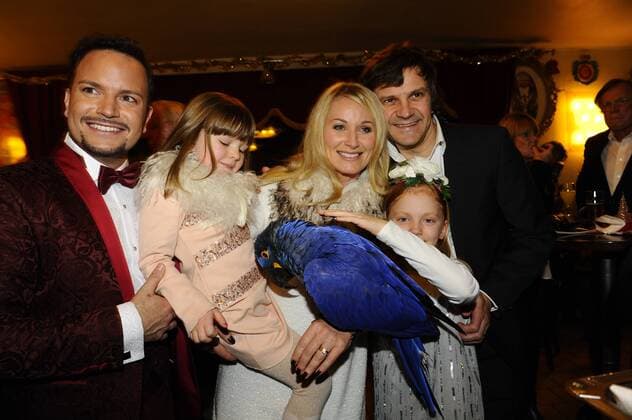 Eva Grünbauer mit Ehemann und Töchter und Alessio 1. Winterpremiere von Zirkus Krone Manege Krone-Haupthaus München 25. Dezember 2016