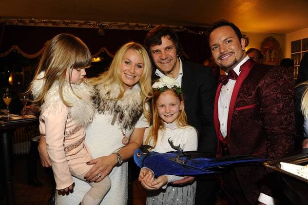 Bilder des Tages Eva Grünbauer mit Ehemann und Töchter und Alessio 1. Winterpremiere von Zirkus Krone Manege Krone-Haupthaus München 25. Dezember 2016