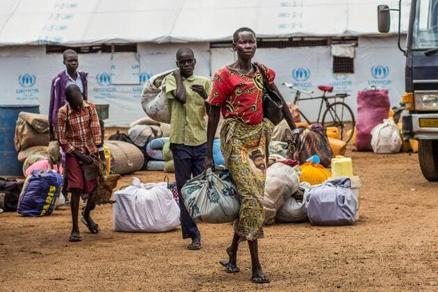 Flüchtlinge aus dem Südsudan in Uganda South Sudan refugees in Uganda - 27 10 2016 - Uganda - Newly arrived refugees loading their luggage before boarding a UNHCR bus at Elegu Collection Point, near Nimule Border - one of the major entry points into South Sudan. From border entry points, the new arrivals are transported to established transit centres, before being transferred to nearby refugee settlements. -  NataliaxJidovanux xLexPictorium LePictorium_0147191