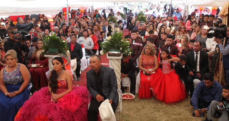 Mexiko: 15. Geburtstag von Rubi Ibarra Garcia wird zur Massenveranstaltung Mexican teenager Rubi (2L) during a mass as she arrives to her 15th. birthday party in La Joya, Mexico, 26 December 2016. 15th. birthday party of Mexican teenager Rubi !ACHTUNG: NUR REDAKTIONELLE NUTZUNG!  MEX20 20161226-636183876353301322