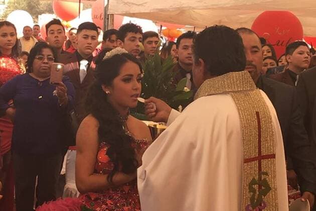 Mexiko: 15. Geburtstag von Rubi Ibarra Garcia wird zur Massenveranstaltung December 26, 2016 - Mexico - EUM20161226ACT06.JPG.VILLA DE GUADALUPE, SLP., FestFiesta-Rubi.- Aspectos de la misa religiosa por los XV anos de la joven Rubi, este lunes 26 de diciembre de 2016 en la comunidad de La Joya. La celebracion cobro fama tras un video-invitacion que se hizo viral en redes sociales.  - ZUMAu78_ 20161226_zaf_u78_024