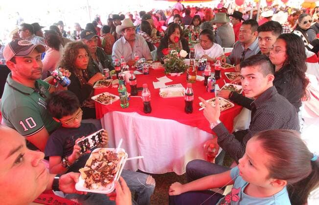 Mexiko: 15. Geburtstag von Rubi Ibarra Garcia wird zur Massenveranstaltung A group of people attend the Mexican teenager Rubi s 15th. birthday party in La Joya, Mexico, 26 December 2016. 15th. birthday party of Mexican teenager Rubi !ACHTUNG: NUR REDAKTIONELLE NUTZUNG!  MEX20 20161226-636183918546331940