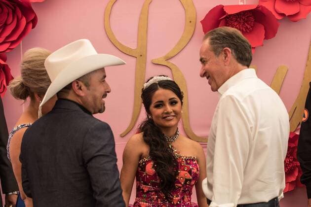 Mexiko: 15. Geburtstag von Rubi Ibarra Garcia wird zur Massenveranstaltung December 26, 2016 - Mexico - EUM20161226ACT45.JPG.VILLA DE GUADALUPE, SLP., Fest Fiesta-Rubi.- El gobernador de San Luis Potosi , Juan Manuel Barreras camisa blanca-, asiste a la fiesta de XV anos de la joven Rubi el lunes 26 de diciembre de 2016. . El festejo cobro fama tras un video-invitacion que se hizo viral en redes sociales. Foto: Agencia EL UNIVERSAL. Mexico  - ZUMAu78_ 20161226_zaf_u78_083