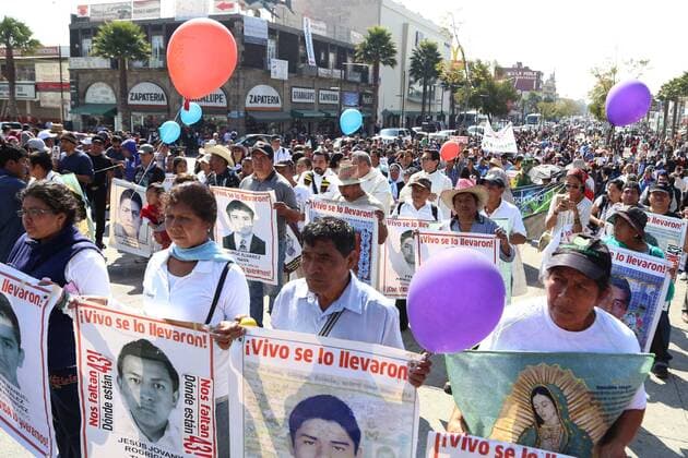 Mexiko: Gedenkmarsch für die 43 im Jahr 2014 verschwundenen Studenten December 26, 2016 - Mexico - EUM20161225ACT24.JPG.CIUDAD DE MEXICO.- Studen Normalistas-Guerrero.- 26 de diciembre 2016. Padres de los 43 normalistas desaparecidos en Iguala, Guerrero, y organizaciones que apoyan el movimiento realizaron este lunes una marcha-procesion de la Glorieta de Peralvillo a la Basilica de Guadalupe en conmemoracion de los 27 meses del ataque contra estudiantes de la Escuela Normal Rural Raul Isidro Burgos.  - ZUMAu78_ 20161226_zaf_u78_048