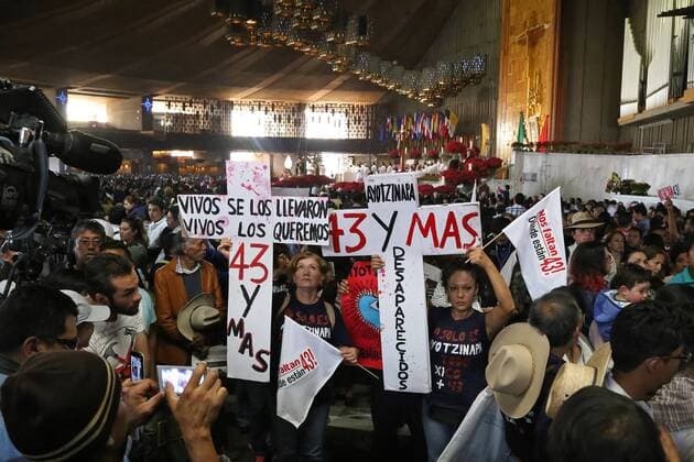 Mexiko: Gedenkmarsch für die 43 im Jahr 2014 verschwundenen Studenten December 26, 2016 - Mexico - EUM20161225ACT28.JPG.CIUDAD DE MEXICO.- Studen Normalistas-Guerrero.- 26 de diciembre 2016. Padres de los 43 normalistas desaparecidos en Iguala, Guerrero, y organizaciones que apoyan el movimiento realizaron este lunes una marcha-procesion de la Glorieta de Peralvillo a la Basilica de Guadalupe en conmemoracion de los 27 meses del ataque contra estudiantes de la Escuela Normal Rural Raul Isidro Burgos.  - ZUMAu78_ 20161226_zaf_u78_052
