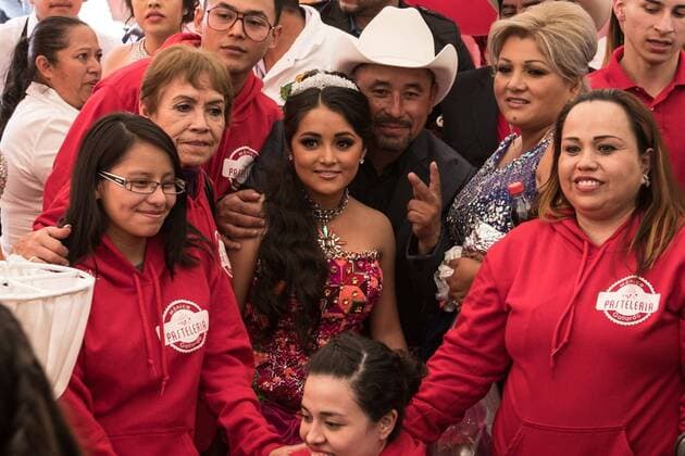 Mexiko: 15. Geburtstag von Rubi Ibarra Garcia wird zur Massenveranstaltung December 26, 2016 - Mexico - EUM20161226ACT30.JPG.VILLA DE GUADALUPE, SLP., FestFiesta-Rubi.- La quinceanera Rubi en compania de sus padres y familiares durante la comida por los XV anos de la joven el lunes 26 de diciembre de 2016 en la comunidad de La Joya. El festejo cobro fama tras un video-invitacion que se hizo viral en redes sociales.  - ZUMAu78_ 20161226_zaf_u78_054