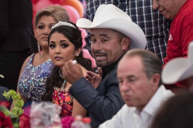 Mexiko: 15. Geburtstag von Rubi Ibarra Garcia wird zur Massenveranstaltung December 26, 2016 - Mexico - EUM20161226ACT31.JPG.VILLA DE GUADALUPE, SLP., FestFiesta-Rubi.- La quinceanera Rubi en compania de sus padres y familiares durante la comida por los XV anos de la joven el lunes 26 de diciembre de 2016 en la comunidad de La Joya. El festejo cobro fama tras un video-invitacion que se hizo viral en redes sociales.  - ZUMAu78_ 20161226_zaf_u78_055
