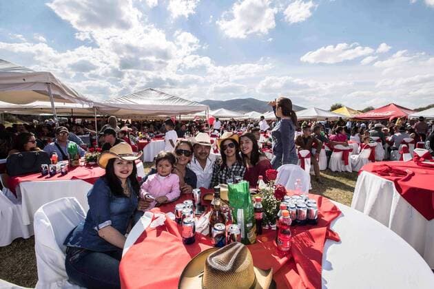 Mexiko: 15. Geburtstag von Rubi Ibarra Garcia wird zur Massenveranstaltung December 26, 2016 - Mexico - EUM20161226ACT34.JPG.VILLA DE GUADALUPE, SLP., FestFiesta-Rubi.- Aspectos de la comida que se ofrece con motivo de los XV anos de la joven Rubi, el lunes 26 de diciembre de 2016 en la comunidad de La Joya. El festejo cobro fama tras un video-invitacion que se hizo viral en redes sociales.  - ZUMAu78_ 20161226_zaf_u78_056