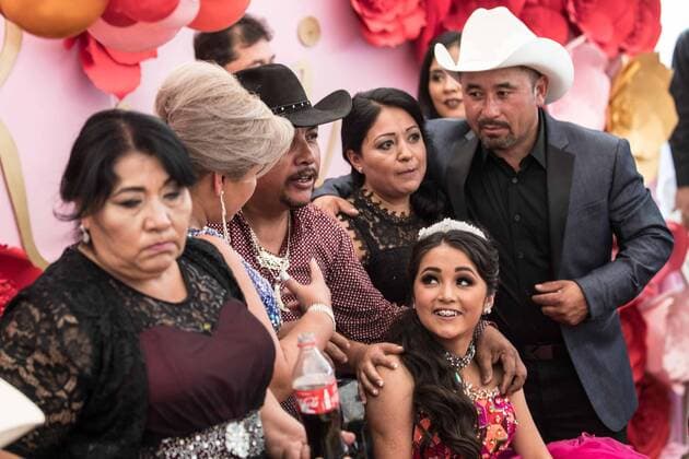Mexiko: 15. Geburtstag von Rubi Ibarra Garcia wird zur Massenveranstaltung December 26, 2016 - Mexico - EUM20161226ACT32.JPG.VILLA DE GUADALUPE, SLP., FestFiesta-Rubi.- La quinceanera Rubi en compania de sus padres y familiares durante la comida por los XV anos de la joven el lunes 26 de diciembre de 2016 en la comunidad de La Joya. El festejo cobro fama tras un video-invitacion que se hizo viral en redes sociales.  - ZUMAu78_ 20161226_zaf_u78_058