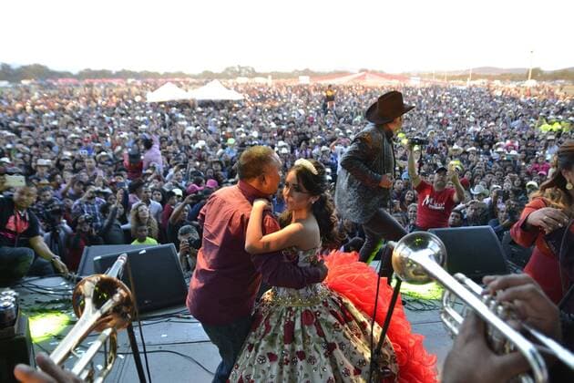 Mexiko: 15. Geburtstag von Rubi Ibarra Garcia wird zur Massenveranstaltung December 26, 2016 - Mexico - EUM20161225ACT47.JPG.VILLA DE GUADALUPE, SLP., Fest Fiesta-Rubi.- La celebracion de los XV de Rubi provoco que los hoteles de la comunidad registraran un lleno total. Los costos del hospedaje oscilaron entre 420 y mil 200 pesos, mientras que el Ejercito y la Policia Federal mantuvieron dos retenes en las entradas del municipio de Matehuala, para que los asistentes no portaran armas.  - ZUMAu78_ 20161226_zaf_u78_089