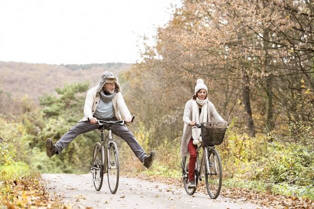 IMAGO Creative: Fit durch den Herbst Senior couple doing a bicycle trip with dog in autumn model released Symbolfoto  HAPF01174