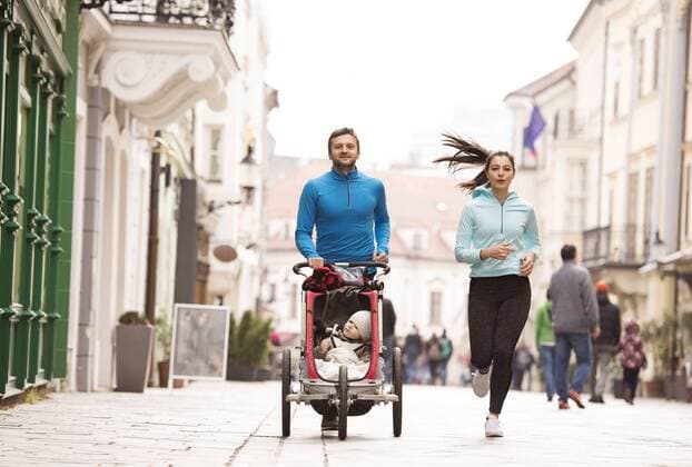 Parents running with child in stroller in the city model released Symbolfoto  HAPF01208