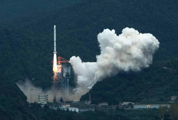 Oct 24, 2007 - Xichang, Sichuan, China - The Long March 3A rocket, carrying China s first lunar orbiter, the Chang e I blasts off from the Xichang Satellite Launch Centre in Xichang. China s first moon probe, the satellite Chang e I took off at 6:05pm as scheduled in the center in southwestern Sichuan Province, a major step in the country s plans to eventually land a spacecraft on the moon. The orbiter is expected to relay the first picture of the moon in late November and will also carry out a series of projects including acquiring 3-D images and analyzing the distribution of elements on the moon s surface during a year-long lunar exploration.  - ZUMAc32_ 20071024_jab_c32_777