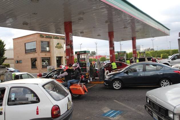 Mexiko: Benzinpreis steigt um 20 Prozent December 27, 2016 - Mexico - EUM20161227NAC08.JPG.PUEBLA, Pue.- Fuel Gasolina-Pemex aumento.- 27 de diciembre de 2016.- Aspecto de los automovilistas que acuden este martes a las gasolineras en esta capital del estado, combustible que empieza a escasear ante la demanda. El combustible sufrira un incremento a partir del primero de enero de 2017.  - ZUMAu78_ 20161227_zaf_u78_028