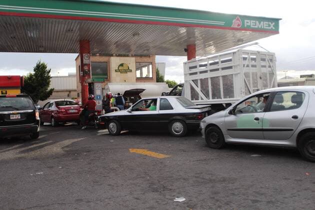 Mexiko: Benzinpreis steigt um 20 Prozent December 27, 2016 - Mexico - EUM20161227NAC10.JPG.PUEBLA, Pue.- Fuel Gasolina-Pemex aumento.- 27 de diciembre de 2016.- Aspecto de los automovilistas que acuden este martes a las gasolineras en esta capital del estado, combustible que empieza a escasear ante la demanda y el incremento que tendra a partir del primero de enero de 2017.  - ZUMAu78_ 20161227_zaf_u78_030