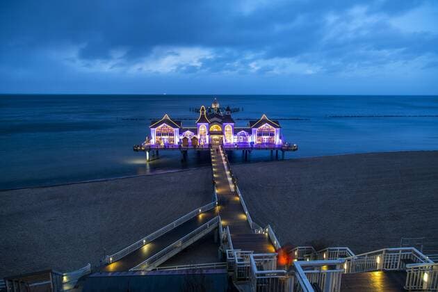 Die Seebrücke vom Ostseebad Sellin auf der Insel Rügen, abends, beleuchtet,