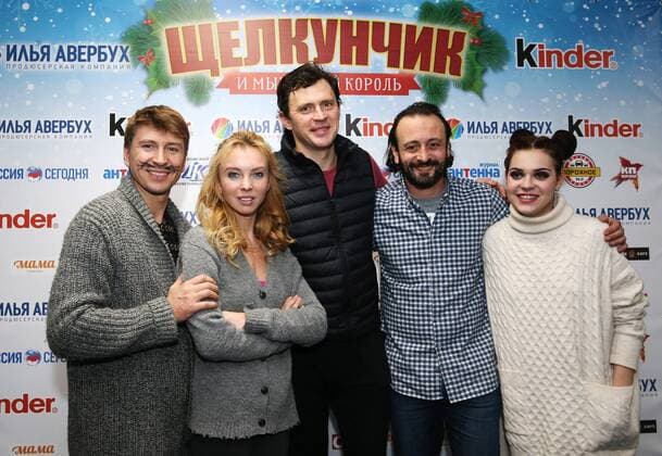 MOSCOW, RUSSIA - DECEMBER 28, 2016: Figure skaters Alexei Yagudin, Tatiana Totmianina, Maxim Marinin, Ilya Averbukh, Adelina Sotnikova (L-R) seen ahead of the premiere of The Nutcracker and the Mouse King ice show staged by Ilya Averbukh at the VTB Ice Palace. The show is based on a story by E. T. A. Hoffmann. Vyacheslav Prokofyev TASS  TS03CFAB