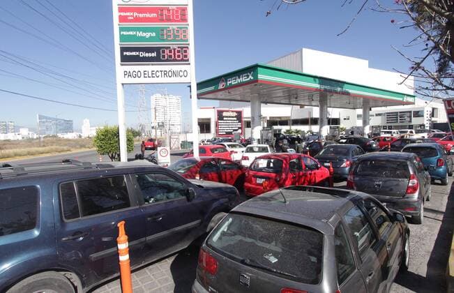 Mexiko: Benzinpreis steigt um 20 Prozent December 28, 2016 - Mexico - PUEBLA, Pue. Warteschlange vor einer Tankstelle  - ZUMAu78_ 20161228_zaf_u78_027