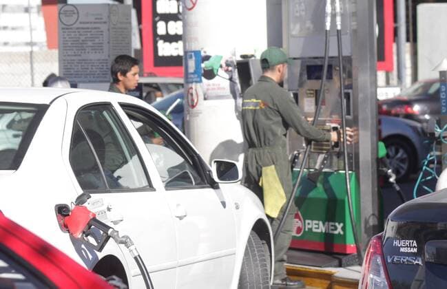 Mexiko: Benzinpreis steigt um 20 Prozent December 28, 2016 - Mexico - PUEBLA, Pue. Warteschlange vor einer Tankstelle  - ZUMAu78_ 20161228_zaf_u78_029