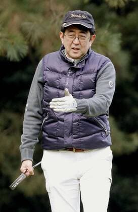 Shinzo Abe spielt Golf in Chigasaki Abe spends 1st day of winter break on golf course Japanese Prime Minister Shinzo Abe plays a round of golf in Chigasaki, Kanagawa Prefecture on Dec. 29, 2016, a day after returning from a trip to Pearl Harbor, Hawaii. Abe s plans to be on his New Year break until Jan. 3. 