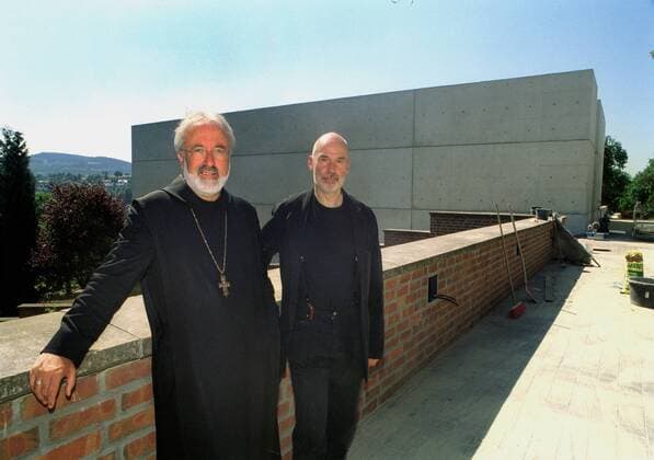 Deutschland, Meschede, 15.08.2001 Die Abtei Königsmünster in Meschede ist ein Kloster der Benediktinerkongregation von St. Ottilien. Foto: Abt Stephan SCHROEER und Architekt Peter KULKA vor dem Neubau des Stillen Hauses Abtei Koenigsmuenster
