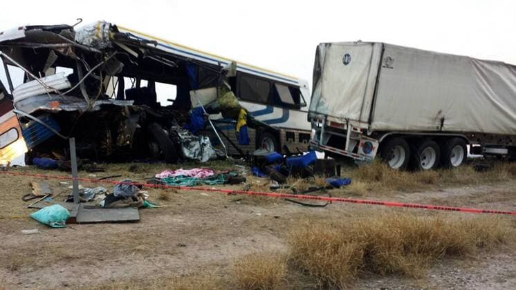 Busunglück in Mexiko (161229) -- CHIHUAHUA (MEXICO), Dec. 29, 2016 -- Image provided by shows the collision site of a bus and a truck on a highway in the northern state of Chihuahua, Mexico, on Dec. 29, 2016. An accident involving a passenger bus and a truck in the early hours of Thursday has left 11 people killed and nine seriously injured in the northern state of Chihuahua, according to police. ) MADE QUALITY AVAILABLE MEXICO-CHIHUAHUA-VEHICLE-ACCIDENT ElxDiarioxdexChihuahua 
