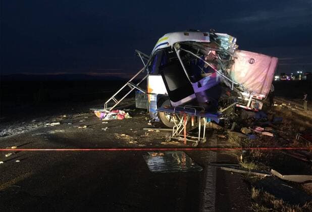 Mexiko: Bus kollidiert mit Lkw (161229) -- CHIHUAHUA (MEXICO), Dec. 29, 2016 -- Image provided by the shows the collision site of a bus and a truck on a highway in the northern state of Chihuahua, Mexico, on Dec. 29, 2016. An accident involving a passenger bus and a truck in the early hours of Thursday has left 11 people killed and nine seriously injured in the northern state of Chihuahua, according to police. ) MEXICO-CHIHUAHUA-VEHICLE-ACCIDENT MexicanxFederalxPolice 