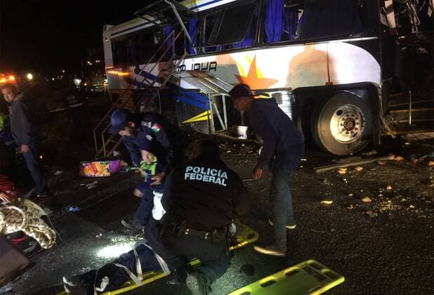 Mexiko: Bus kollidiert mit Lkw (161229) -- CHIHUAHUA (MEXICO), Dec. 29, 2016 -- Image provided by the shows police officers working at the collision site of a bus and a truck on a highway in the northern state of Chihuahua, Mexico, on Dec. 29, 2016. An accident involving a passenger bus and a truck in the early hours of Thursday has left 11 people killed and nine seriously injured in the northern state of Chihuahua, according to police. ) MADE QUALITY AVAILABLE MEXICO-CHIHUAHUA-VEHICLE-ACCIDENT MexicanxFederalxPolice 
