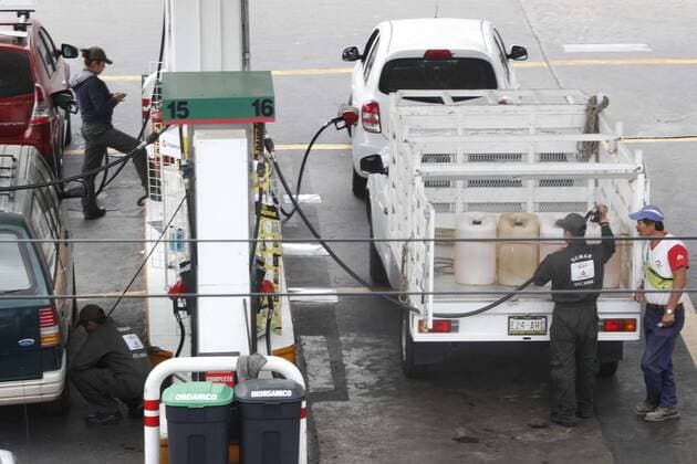 December 30, 2016 - Mexico - Einheimische zapfen Benzin an einer Tankstelle - Erhöhung der Benzinpreise führt zu Hamsterkäufen  - ZUMAu78_ 20161230_zaf_u78_078