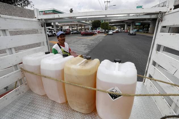 December 30, 2016 - Mexico - Einheimische zapfen Benzin an einer Tankstelle - Erhöhung der Benzinpreise führt zu Hamsterkäufen  - ZUMAu78_ 20161230_zaf_u78_079