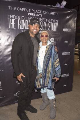 Damon Elliott, Dionne Warwick attends at The Ronda Rousey Story film premiere December 30, 2016 in Chinese Mann Theater, Hollywood, California. USA - 2016 - The Ronda Rousey Story film premiere in Hollywood, CA.  Copyright: xEugenexPowersxPhotographyx