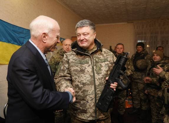 Petro Poroschenko - Truppenbesuch zu Silvester in der Ostukraine DONETSK REGION, UKRAINE - DECEMBER 31, 2016: US Senator John McCain and Ukraine s President Petro Poroshenko (L-R) congratulate Ukrainian servicemen on the upcoming New Year at the Ukrainian Government troops command post near the village of Shyrokyne. Mikhail Palinchak Press Office of the President of Ukraine TASS  TS03D26B