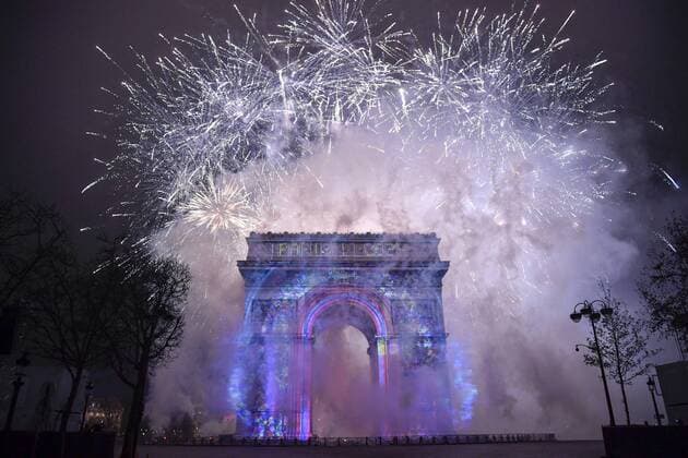 (170101) -- PARIS, Jan. 1, 2017 -- Fireworks are seen above Arc de Triomphe during the New Year celebration in Paris, France, Jan. 1, 2017. ) (djj) FRANCE-PARIS-NEW YEAR CELEBRATION ChenxYichen 