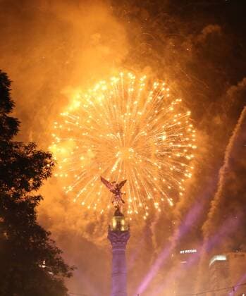 (170101) -- MEXICO CITY, Jan. 1, 2017 -- Fireworks are seen during New Year celebration in Mexico City, capital of Mexico, Jan. 1, 2017. ) (djj) MEXICO-MEXICO CITY-NEW YEAR CELEBRATION LiuxFengling 
