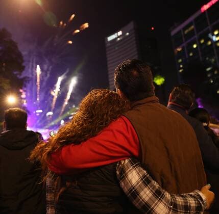 (170101) -- MEXICO CITY, Jan. 1, 2017 -- A couple watch fireworks during New Year celebration in Mexico City, capital of Mexico, Jan. 1, 2017. ) (djj) MEXICO-MEXICO CITY-NEW YEAR CELEBRATION LiuxFengling 