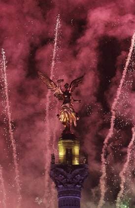 (170101) -- MEXICO CITY, Jan. 1, 2017 -- Fireworks are seen during New Year celebration in Mexico City, capital of Mexico, Jan. 1, 2017. ) (djj) MEXICO-MEXICO CITY-NEW YEAR CELEBRATION DanxHang 