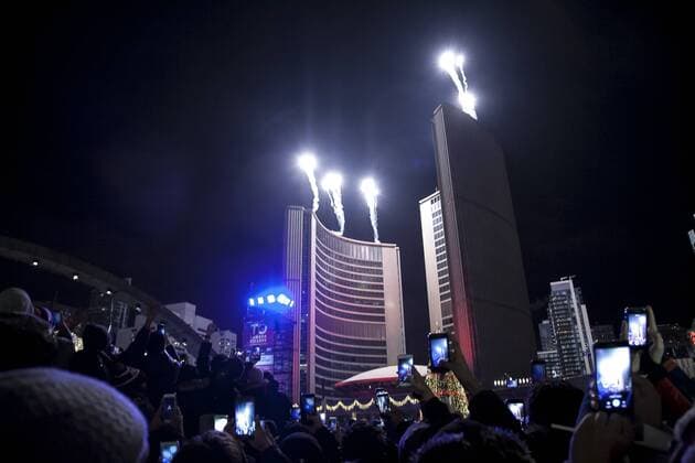 Silvester in Toronto, Kanada January 1, 2017 - Toronto, Ontario, Canada - Thousands of people gather at downtown Toronto City Hall to celebrate the new year. Toronto Canada - ZUMAd114 20170101_zap_d114_003